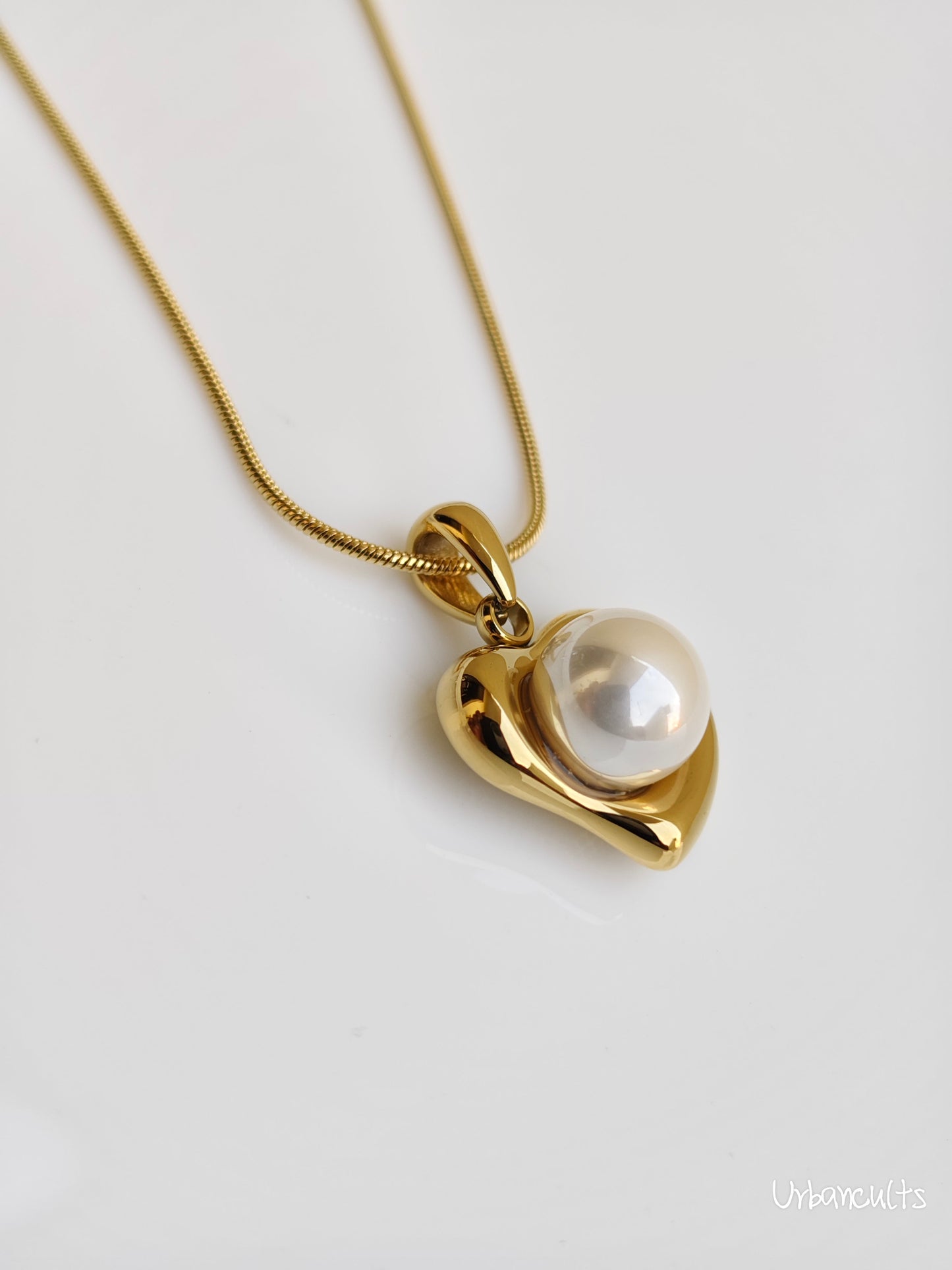 Embrance Pearl Necklace