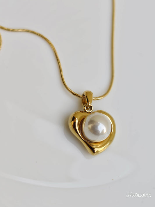 Embrance Pearl Necklace